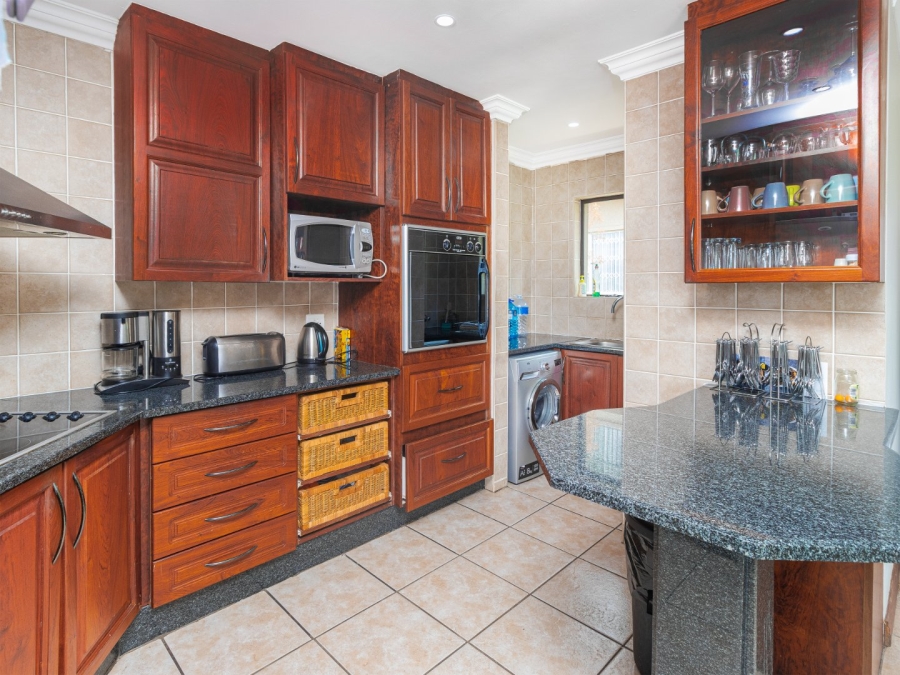 5 Bedroom Property for Sale in Caribbean Beach Club North West